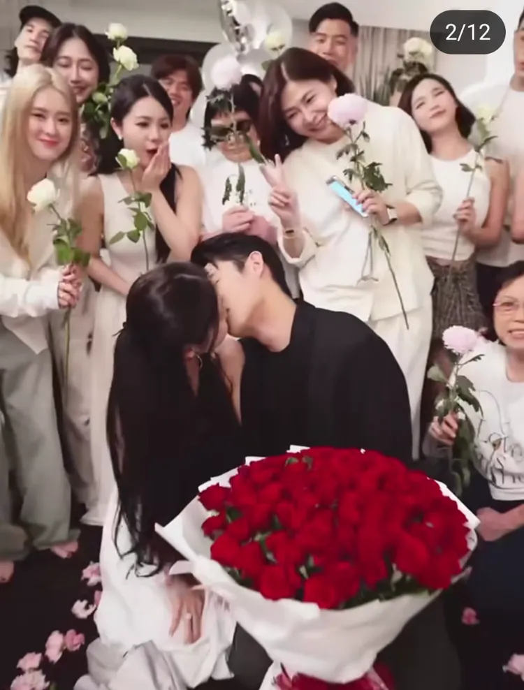 陳奕在親友的見證下求婚成功。翻攝自陳奕IG