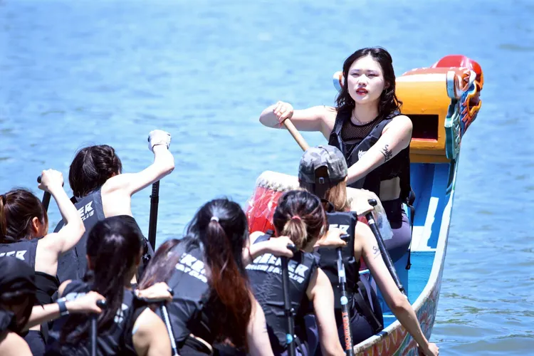 SWAG 女神隊甜姐兒安寶首次上場打鼓，帶領隊伍衝向終點。SWAG提供