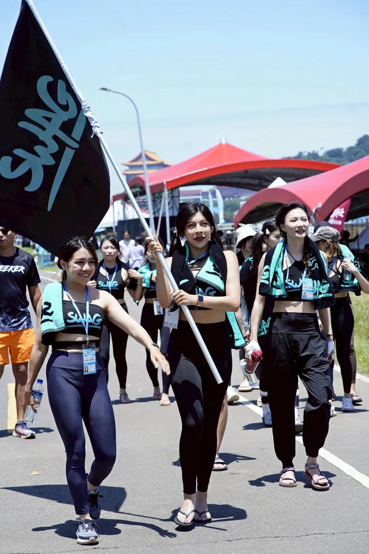 SWAG 女神隊完賽後，粉絲夾道應援凱旋，人氣爆棚。SWAG提供