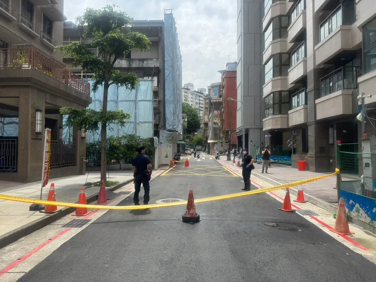 警方聯繫國軍防爆小組協助處理。翻攝畫面