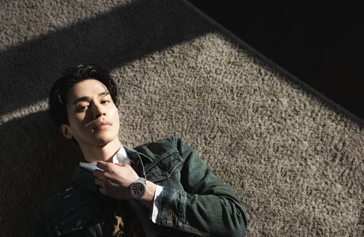 李棟旭即使躺著拍形象照也沒變醜。品牌提供