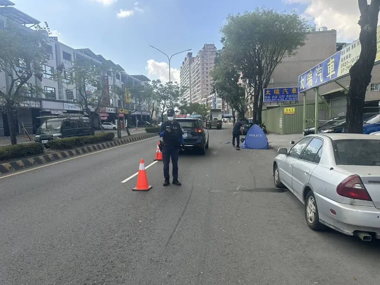 聯結車擦撞機車，造成騎士黃男頭部重創不治。翻攝畫面