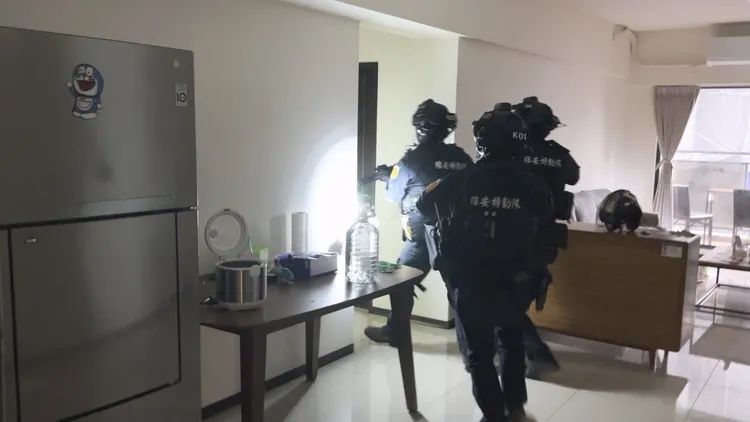 警方攻堅逮捕嫌犯。民眾提供