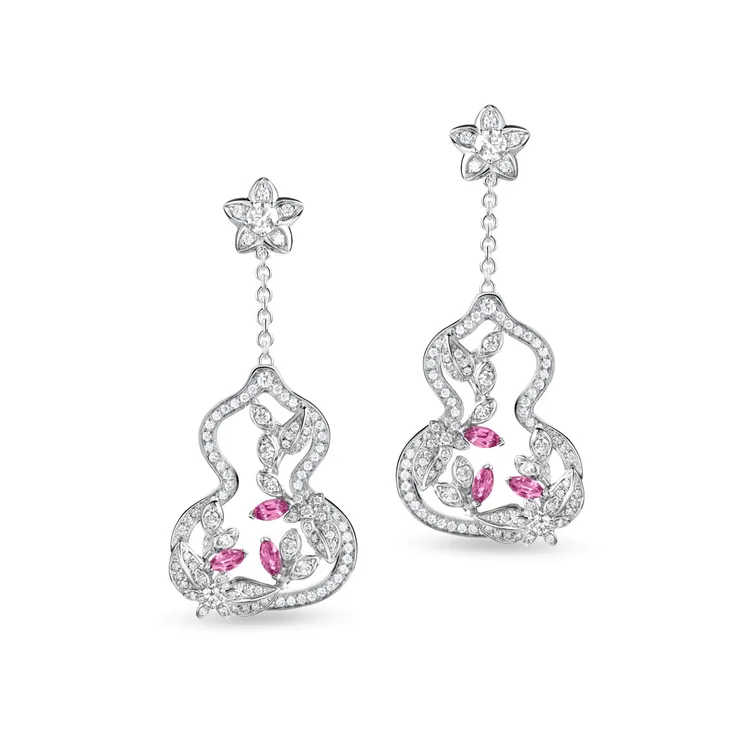 Qeelin Wulu Garden 18K白金及粉紅藍寶石鑲鑽耳環。品牌提供