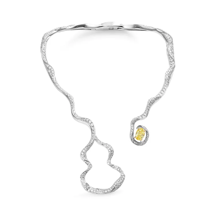 Qeelin Wulu Fairy高級珠寶系列18K白金鑲嵌濃彩黃鑽和鑽石項鍊。品牌提供