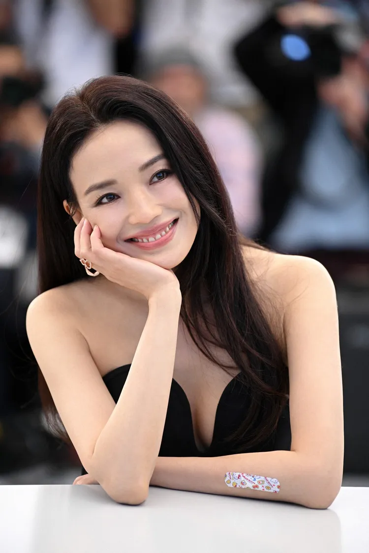 舒淇手臂上貼著的ok繃竟然還是Hello Kitty圖案。品牌提供