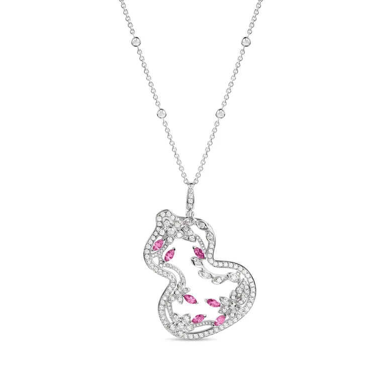 Qeelin Wulu Garden 18K 白金及粉紅藍寶石鑲鑽項鍊。品牌提供