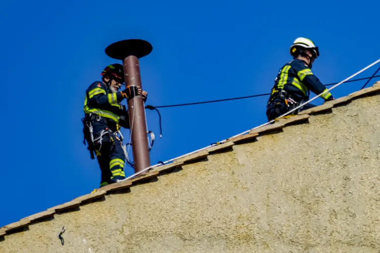 工作人員正在安置固定煙囪管。美聯社