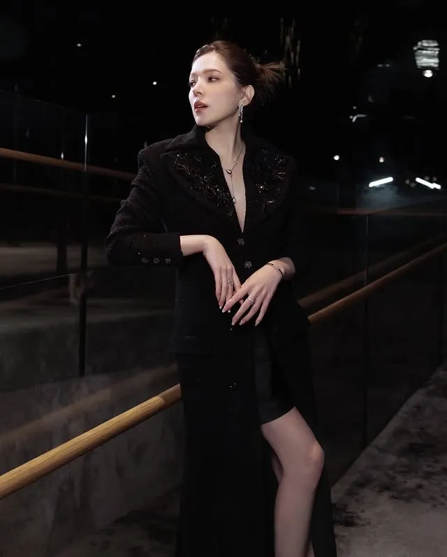 許瑋甯拍美照雙手護肚。翻攝許瑋甯IG