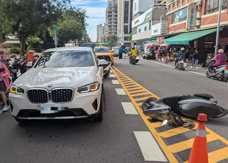 轄區員警到場處理，老婦人還說「是對方撞我的」，讓在場人士聽了都傻眼。翻攝照片