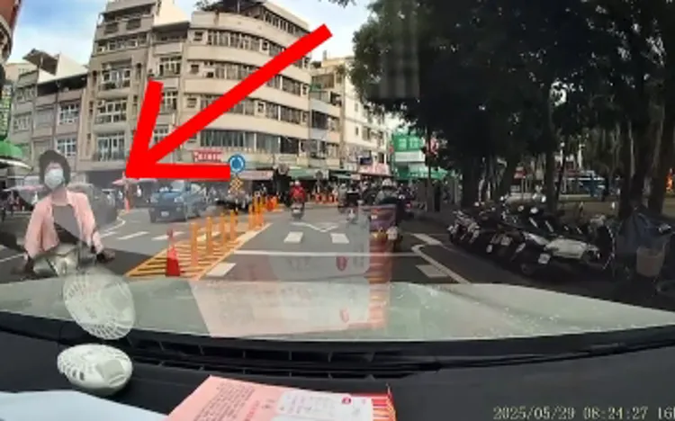 老婦人跨越槽化線還逆向，直接撞上BMW轎車，行車紀錄器畫面相當明顯。翻攝照片