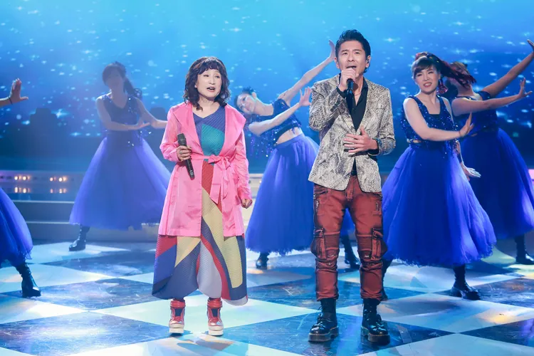 和荒山亮（右）合唱，西卿自爆在家會與國寶黃俊雄鬥嘴。民視提供