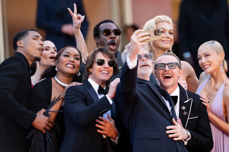 大家在紅毯玩自拍。美聯社