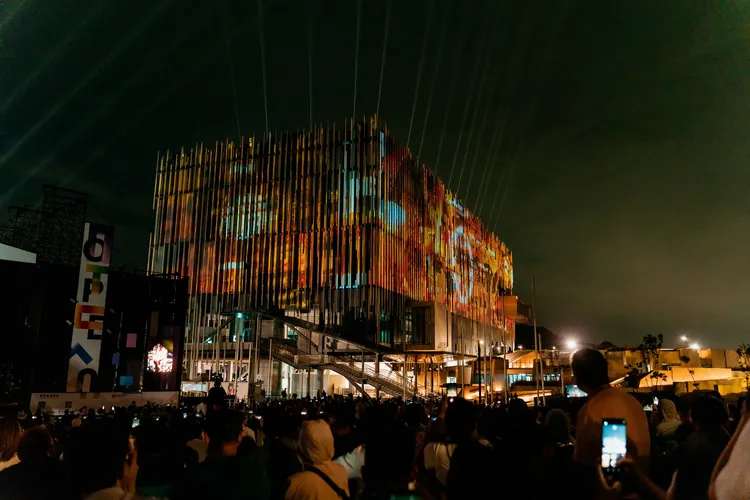 除了演出外，還有建築光雕展演，讓民眾在美術館園區中感受藝術多元魅力。文化局提供