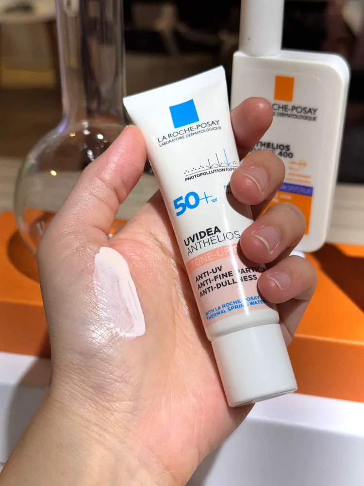 理膚寶水全護清透亮顏防曬隔離乳帶有淡淡的粉紅色。張家玲攝