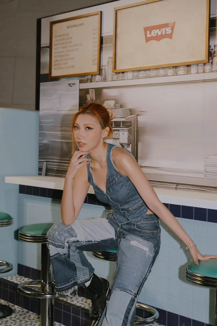 Karencici替下身的501丹寧褲創造出獨特拼貼感。品牌提供