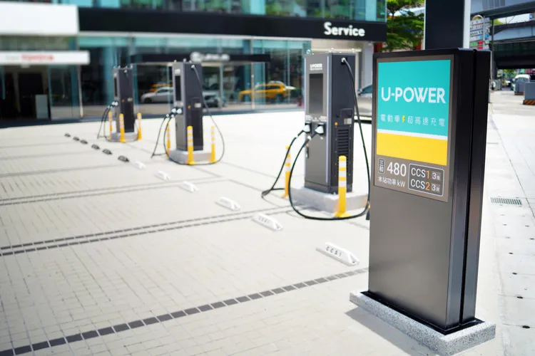 U-POWER三重三和站採用最新 480kW 超高速充電設備，提供 CCS1 與 CCS2 各3 席充電車位，搭配高功率液冷槍與靈活能源動態分配系統，理想狀態下能實現多車同步以原廠最高功率充電。業者提供