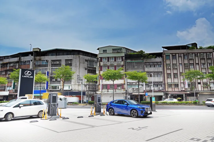 U-POWER 三重三和站座落於三重區三和路交通幹道上，鄰近國道 1 號與臺北橋、重陽大橋等交通樞紐，可服務三重、蘆洲、大同及士林區等雙北生活圈。業者提供