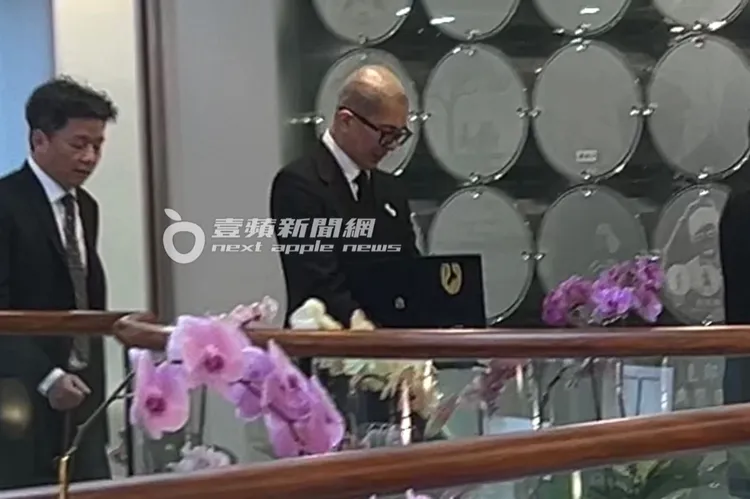 大S喪禮，具俊曄瘦一大圈憔悴捧她骨灰痛哭，為《壹蘋新聞網》獨家照片。特勤中心攝