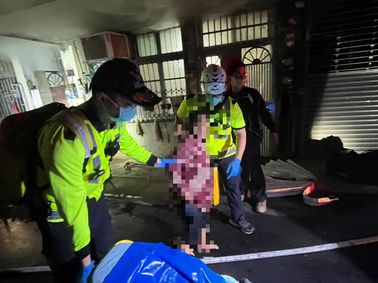 警消救出受困民眾。新竹市消防局提供