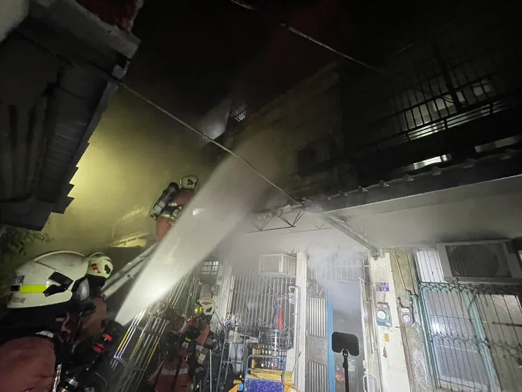 警消灌救。新竹市消防局提供