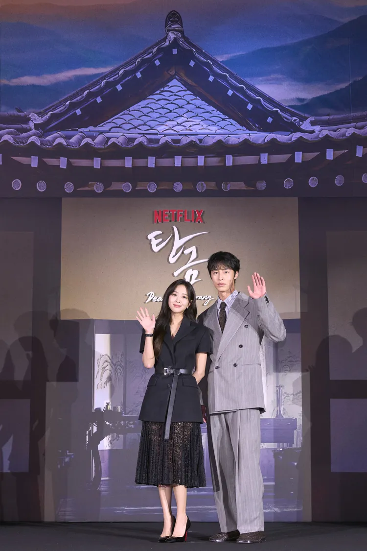 曹寶兒（左）、李宰旭日前出席記者會。翻攝Netflix