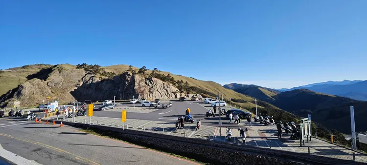 警方一早前往武嶺稽查。太管處提供