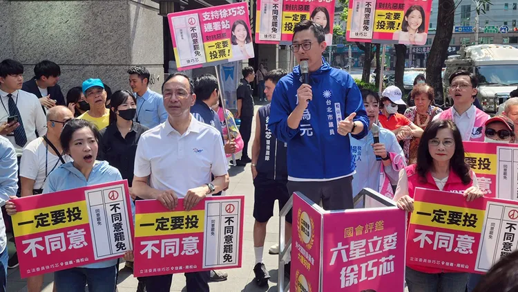 朱立倫、詹為元、秦慧珠等人，陪同徐巧芯進行街講。徐巧芯今天街講反惡罷。翻攝自徐巧芯臉書