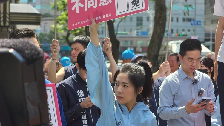 徐巧芯舉牌呼籲大家為她投下不同意罷免票。翻攝自徐巧芯臉書