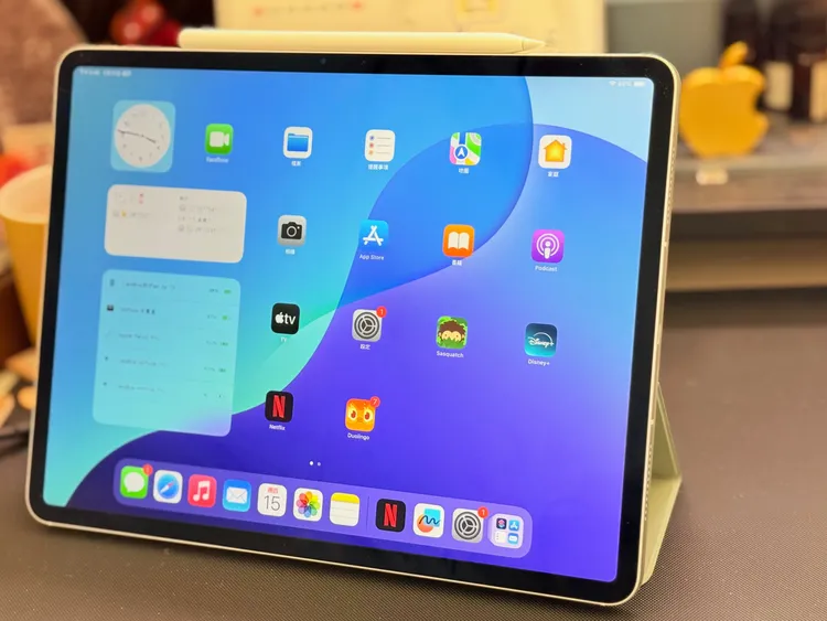 M3版iPad Air 13吋的聰穎雙面夾也提供多找角度使用。趙筱文攝