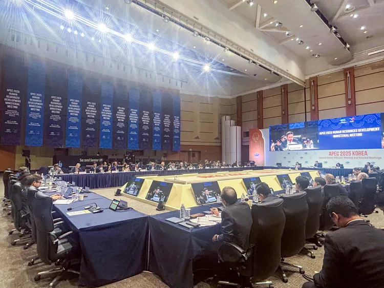 洪申翰代表台灣出席APEC人力資源部長會議，分享面對AI與高齡化挑戰的政策經驗。勞動部提供