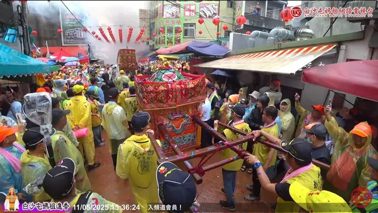 白沙屯媽祖下午返抵拱天宮，受到信徒熱烈歡迎。翻攝「白沙屯媽祖網路電視台」