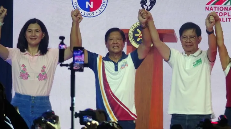 菲律賓將於5月12日舉行期中選舉，觀察人士分析，這將是馬可仕與杜特蒂兩大政治家族的存亡之戰。圖為總統小馬可仕（中）2月18日晚間在馬尼拉為候選人造勢。照片攝於2月18日。 中央社