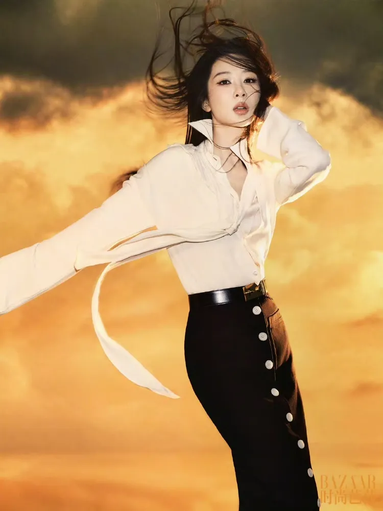 楊紫穿著Prada白色襯衫搭配斜紋布半身裙，演繹俐落都會風格。翻攝《時尚芭莎》微博