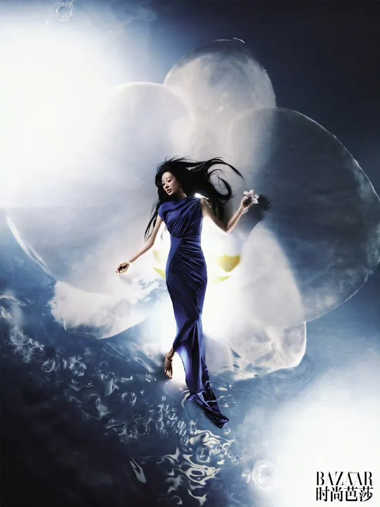 楊紫替《時尚芭莎》拍攝6月刊大片。翻攝《時尚芭莎》微博