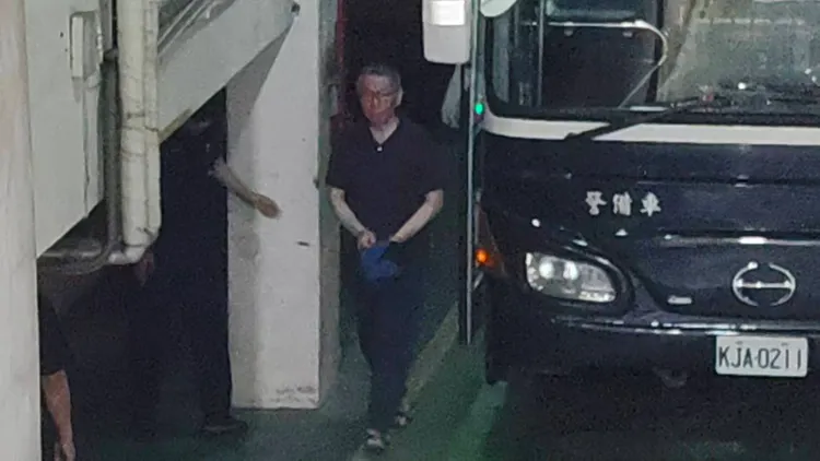 柯文哲今天似乎精神很好，下囚車後還特別面對媒體看了一下。張欽攝