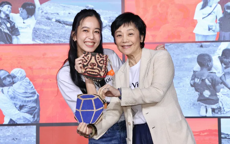 張艾嘉（右）與陳庭妮護送手作禮物。莊宗達攝