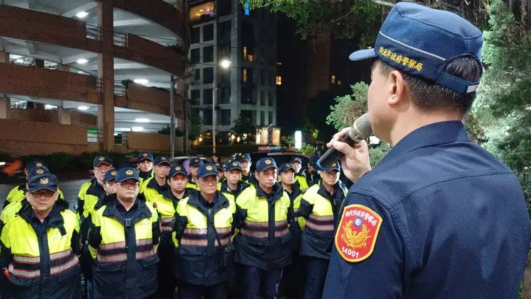 淡水分局長彭正中指示兩天遶境活動，預估參與陣頭人數近萬人，對於任何幫派藉機聚眾滋事的行為，警方絕對零容忍。翻攝畫面