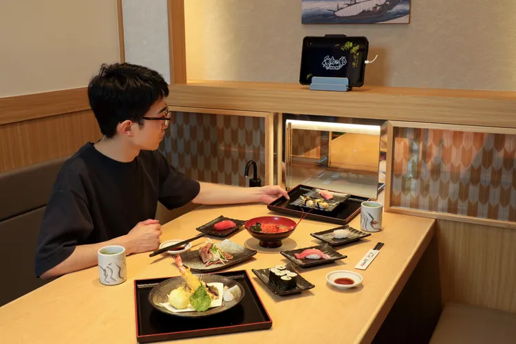 半個室包廂以平板點餐，並用獨立直送軌道送餐。業者提供