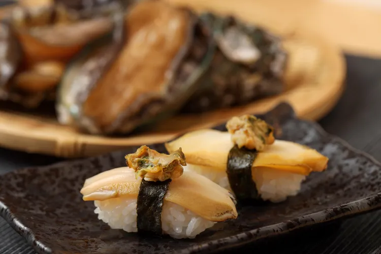 鮑魚握壽司有「生活鮑魚」（前）、 「燉煮鮑魚」（後）兩款。業者提供