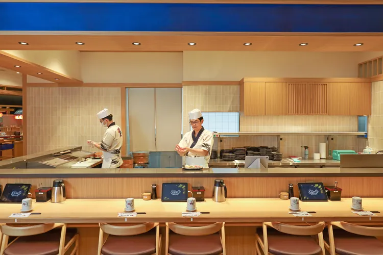 板前共12座位，可感受猶如高級壽司店的職人現點現握體驗。業者提供