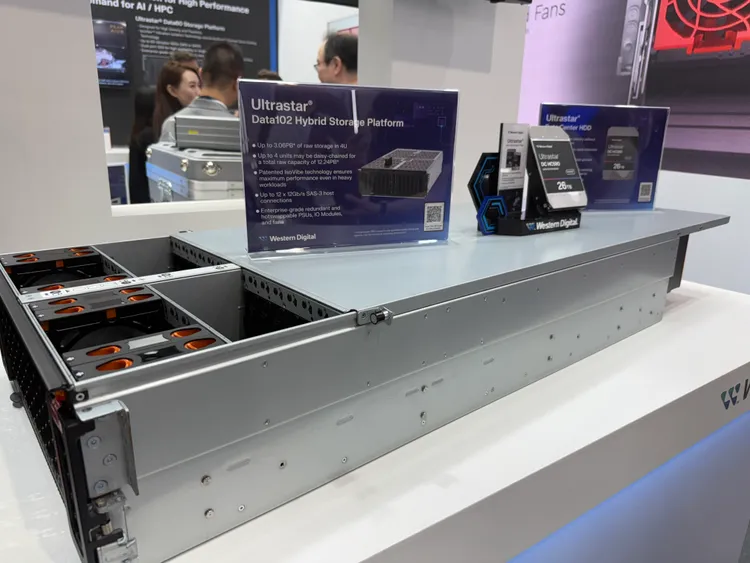 Ultrastar Data102 Hybrid Storage Platform。呂承哲攝
