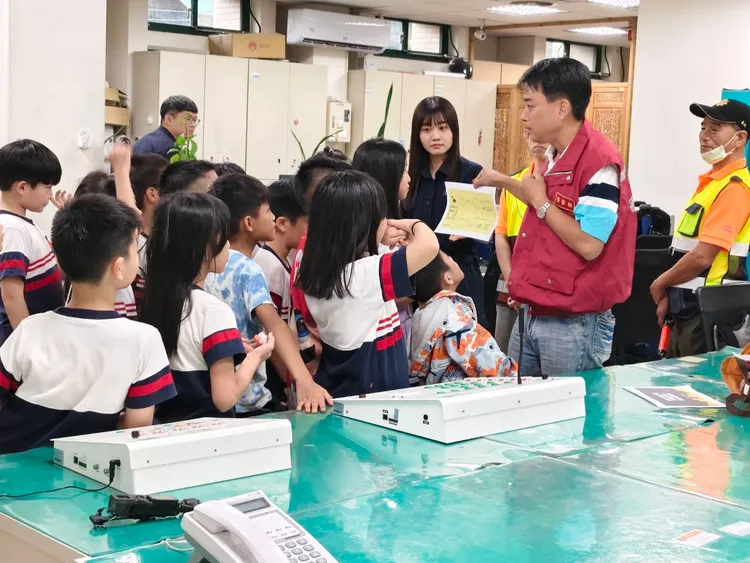 汐止警藉由互動式導覽孩童認識防空避難。警方提供