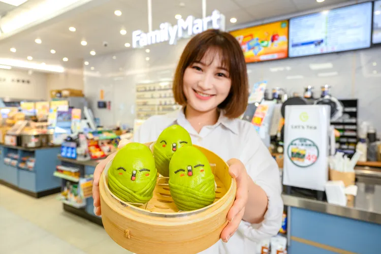 因應端午推出期間限定的「與粽不同造型包」，外觀是可愛的粽子造型搭配紅豆內餡。全家提供