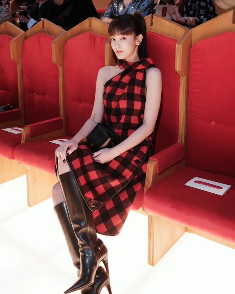 王淨出席LV2026早春大秀。狗狗與花提供