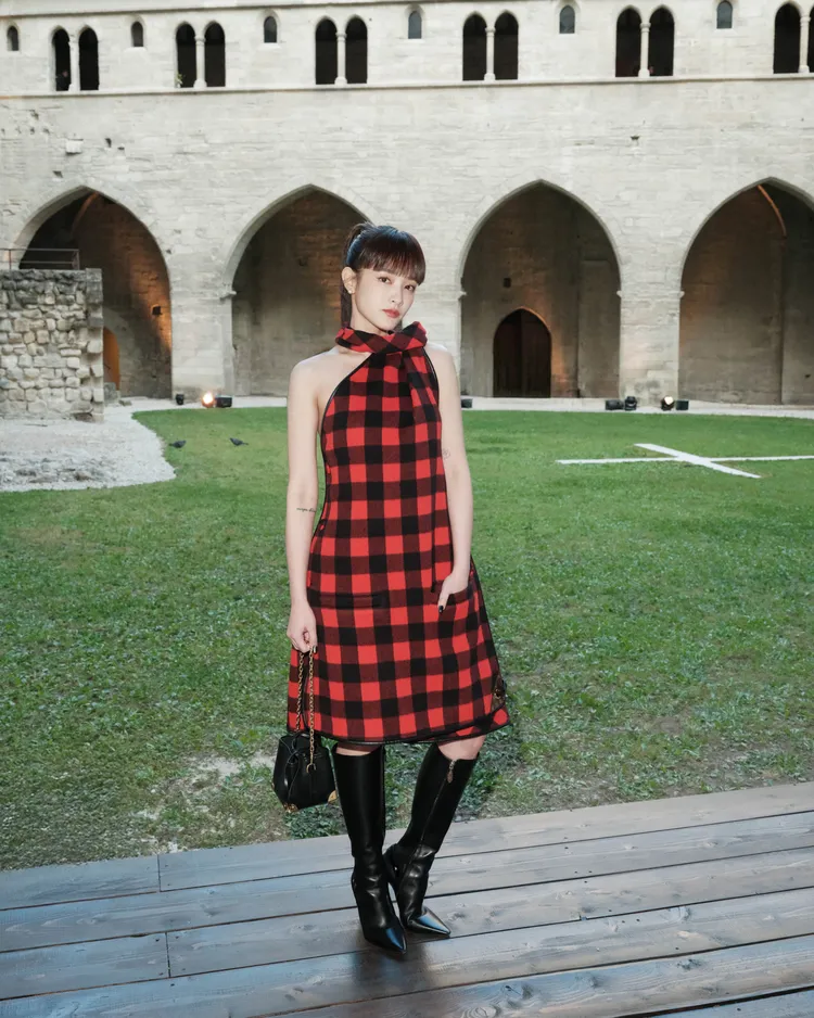 王淨成LV台灣品牌大使前往南法出席大秀。狗狗與花提供