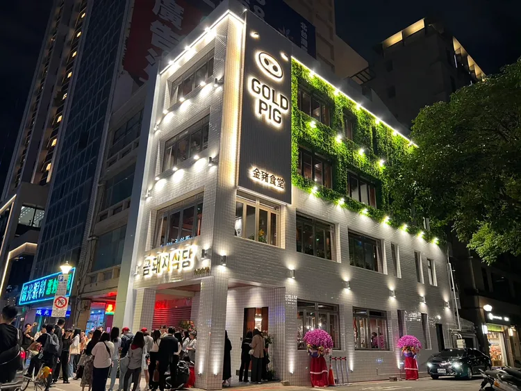 多年榮登米其林必比登推薦的「金豬食堂」台北店，昨剛開幕今已有大批粉絲和保鏢就位。特勤中心攝