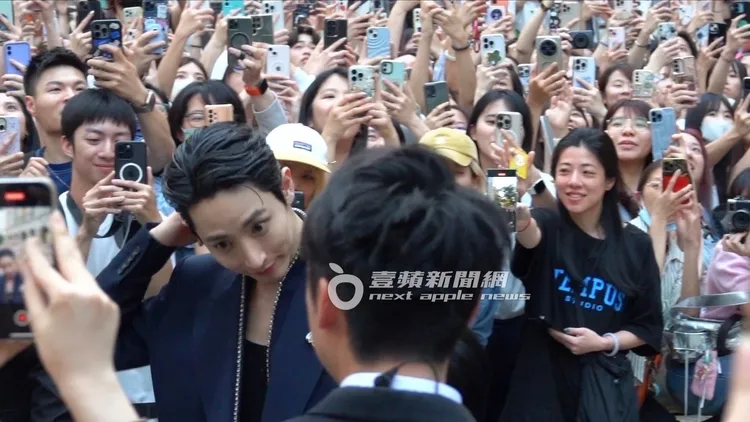 上車前，李洙赫摸了摸後腦勺，仍然帥氣十足。特勤中心攝