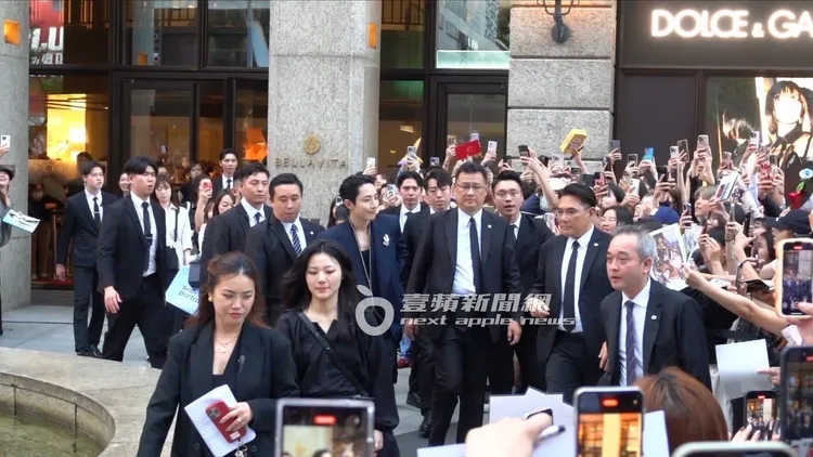 現場粉絲眾多，大家紛紛拿起手機錄影與李洙赫近距離合影留念。特勤中心攝