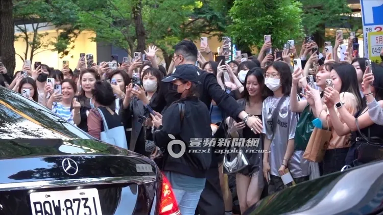 李洙赫上車後，粉絲們仍然興奮不已十分開心。特勤中心攝